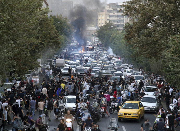 Iran precipita elicottero del Presidente Raisi: Teheran pregate