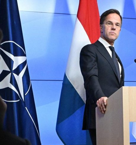 L’Italia cincischia e Rutte va in gol alla Nato