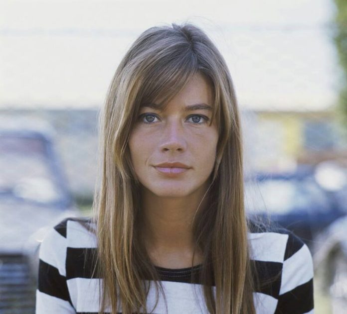 La mano nella mano dell’addio alla giovinezza di Françoise Hardy