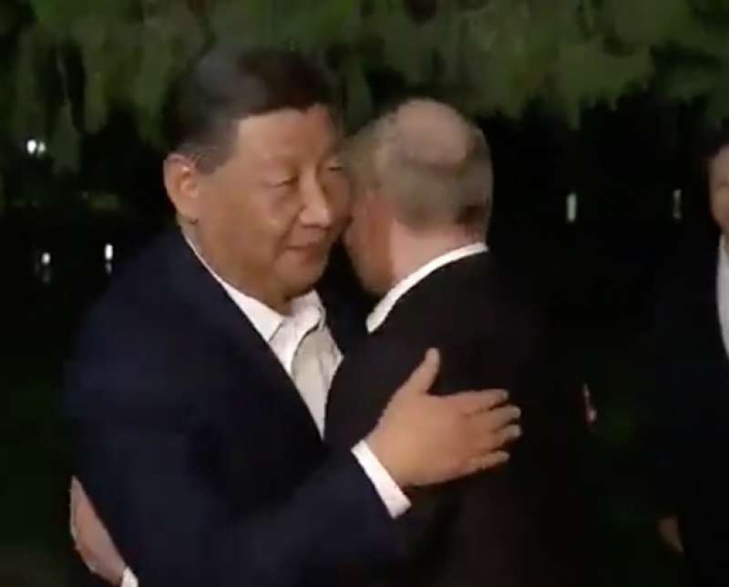 Putin e la strategia degli abbracci e baci di guerra